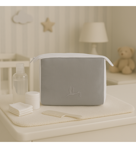 Dárkový koš pro miminko s vyšitým župánkem | Osobní dárek k narození – Bebedeparis.com