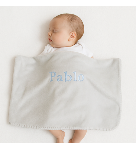 Dárkový koš s vyšívanou dekou, medvídkem a čepičkou | Elegantní dárek pro miminko