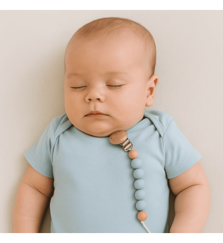 Dárková Krabička s Dudlíkem, Vyšívaným Mazlíkem a Silikonovým Klipem – Ideální pro Miminko