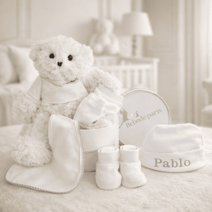 Dárkový set pro miminko: capáčky, rukavičky a čepička + plyšák v retro krabičce 2