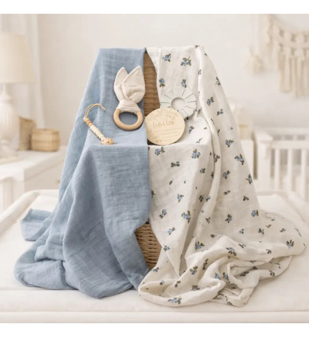 Udržitelný dárek pro miminko: 2 mušelínové plenky, kousátko a modrý klip na dudlík